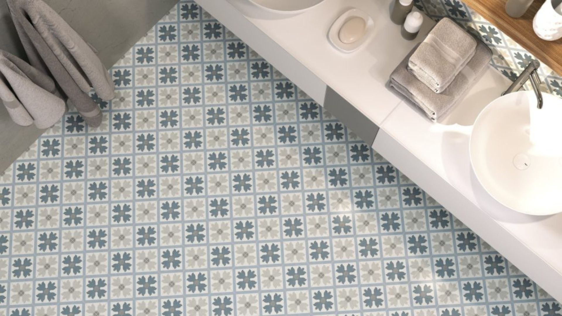 statement-colours-bold-move-in-bathroom-design-devon